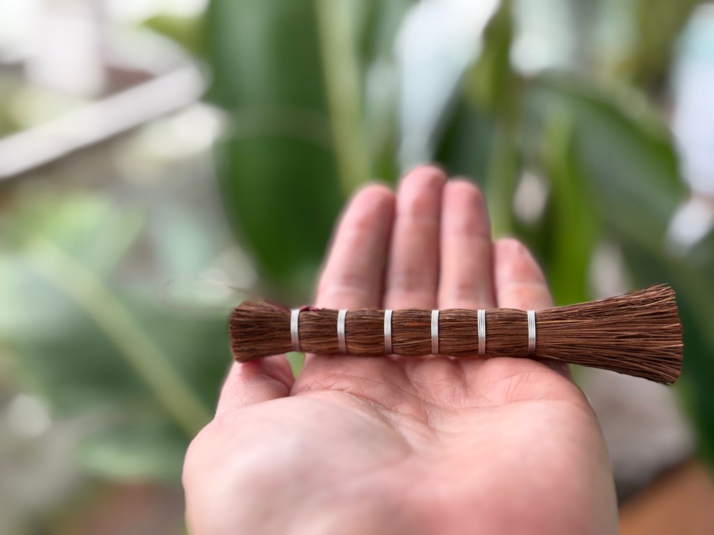 suzuri hoki 硯箓 brush resting in hand